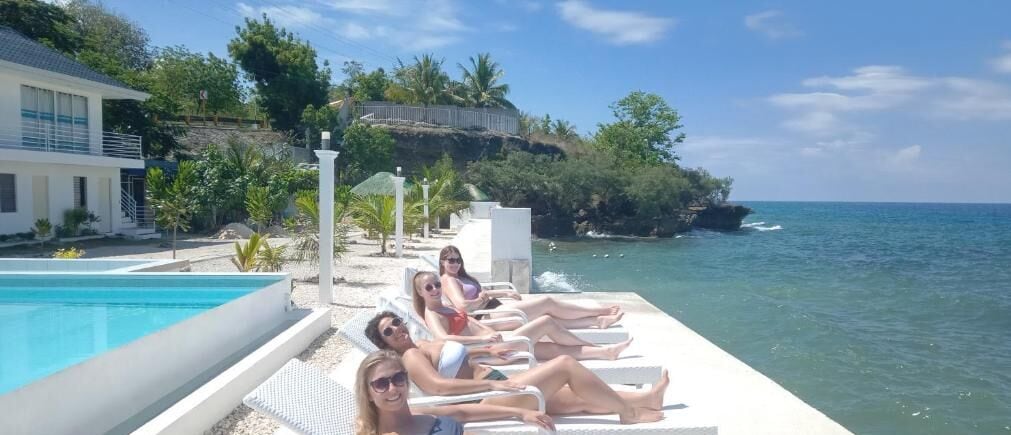 outdoor pool, open 7:00 am to 10:00 pm, pool loungers