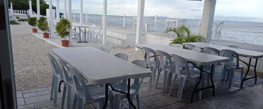 breakfast, lunch served; local and international cuisine, sea views