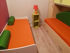 2 habitaciones, tabla de planchar con plancha, wifi y ropa de cama 