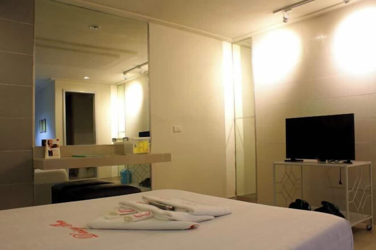 Desk, WiFi (free), bed sheets