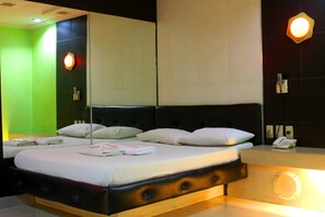 Taxi Room | Desk, free WiFi, bed sheets