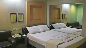 Garage Room | Desk, free WiFi, bed sheets