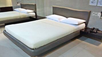 Taxi Room | Desk, free WiFi, bed sheets