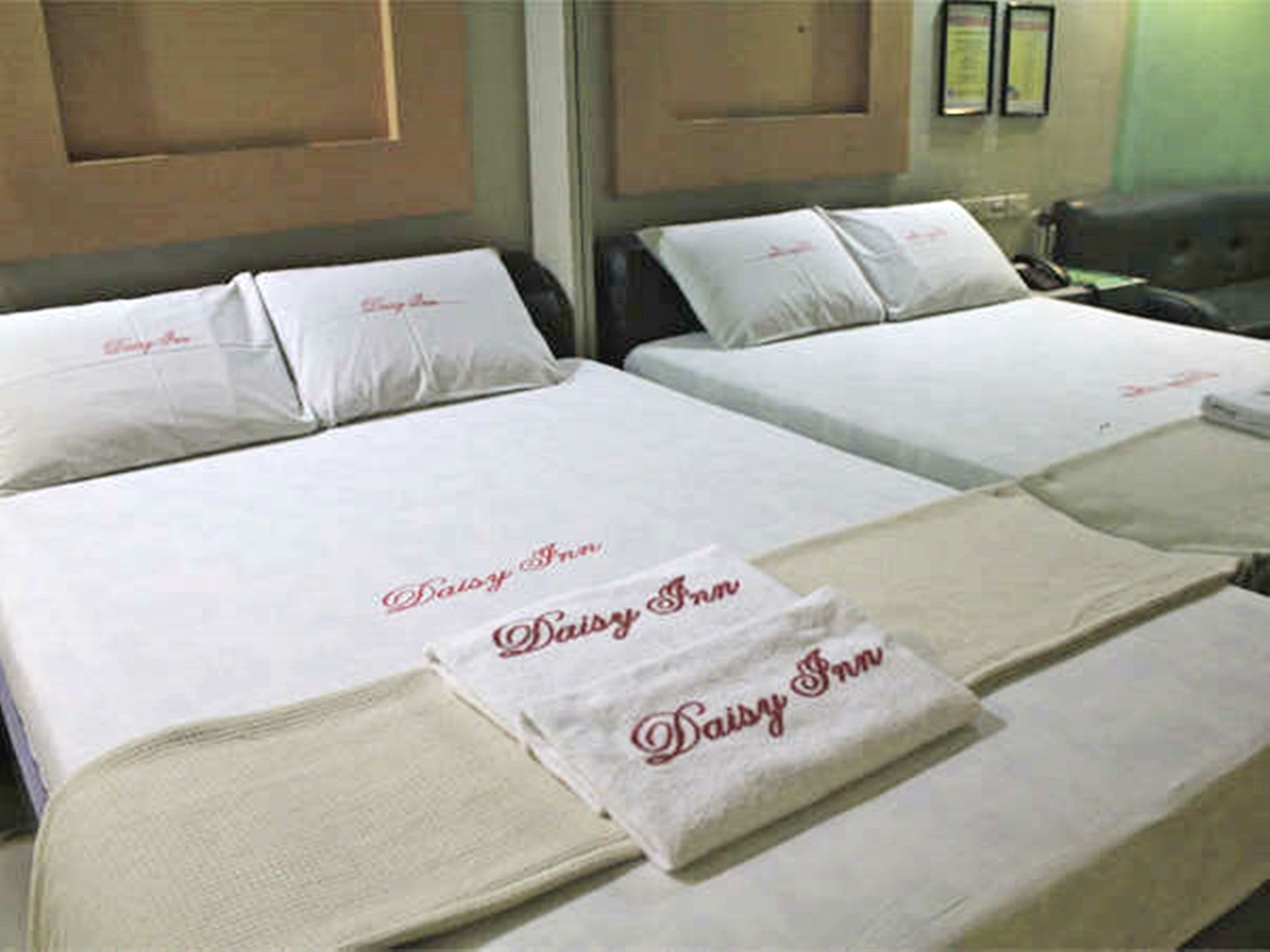 Garage Room | Desk, free WiFi, bed sheets
