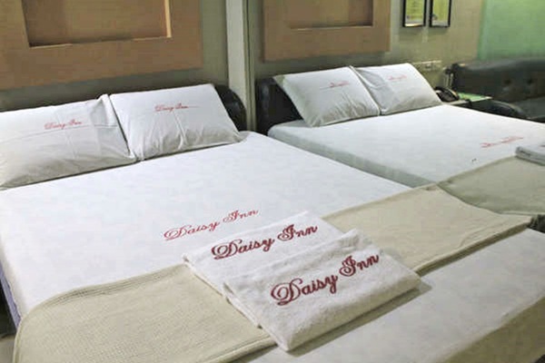 Garage Room | Desk, free WiFi, bed sheets