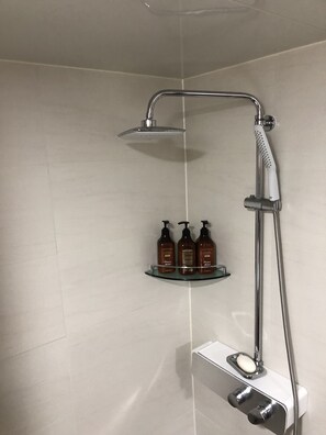 Standard Room | Bathroom shower - Prince Hotel (Busan)