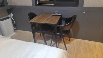 Standard Room | Desk, free WiFi
