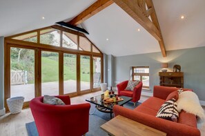 TV, fireplace - 6 Bed in Croyde (oc-hillba) (Croyde)