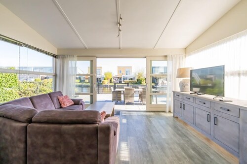 This detached island house has a modern appearance. The living room is on the ground floor. In the g