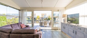 Questa casa isola indipendente ha un aspetto moderno. Il soggiorno è al piano terra. Nel g