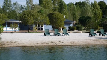 Nära stranden och solstolar