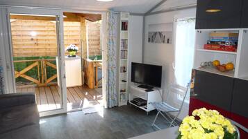 Smart TV, DVD player, table football, ping pong