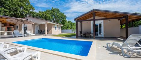 حمّام سباحة خارجي