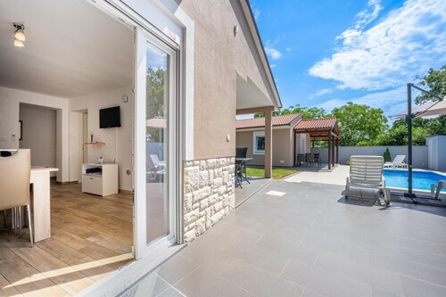 Trinetta - Modern House with Pool, BBQ, privacy in quiet area