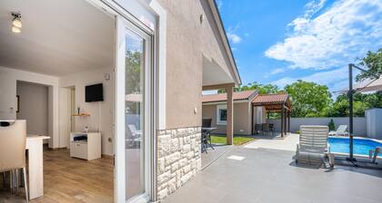 Trinetta - Modern House with Pool, BBQ, privacy in quiet area