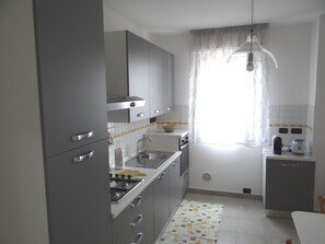 Réfrigérateur, un four, surface de cuisson, lave-vaisselle