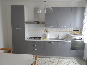 Kühlschrank, Ofen, Herdplatte, Geschirrspüler