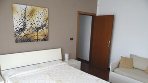 Room - Large apartment by the sea (Martinsicuro)