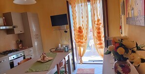 KĂŒhlschrank, Mikrowelle, Ofen, Herdplatte