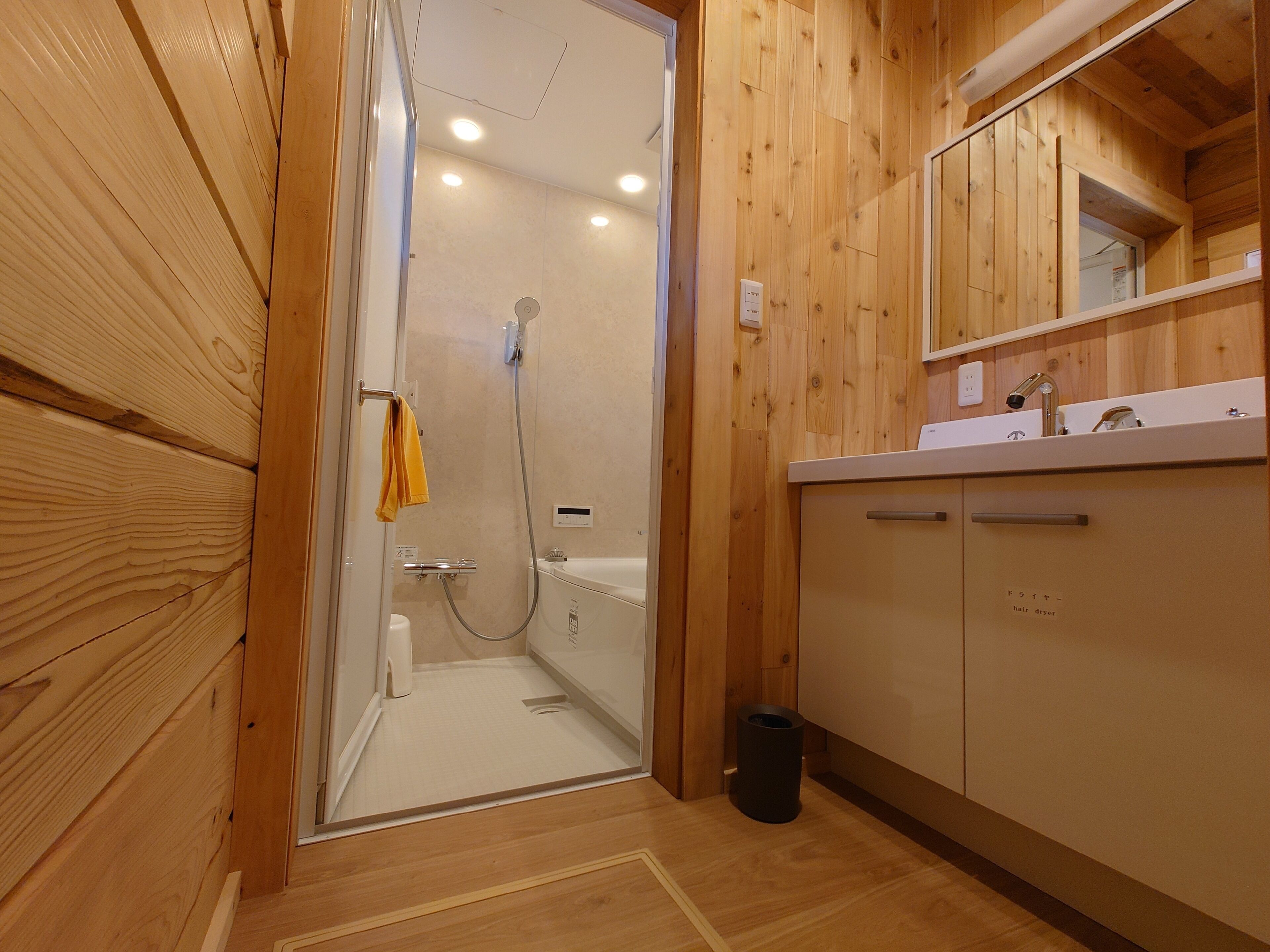 Combined shower/bathtub, hair dryer, slippers, bidet