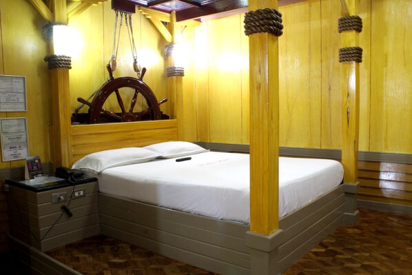 Garage Room | Desk, rollaway beds, free WiFi, bed sheets