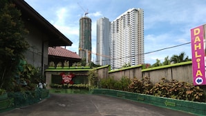 Property entrance - Dahlia Hotel (Pasig)