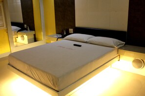 Garage Room | Desk, rollaway beds, free WiFi, bed sheets