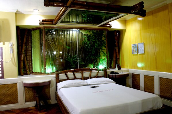 ルーム (Garage) | デスク、可動式ベッド、WiFi (無料)、ベッドシーツ