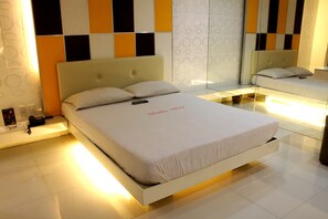 Taxi Room | Desk, rollaway beds, free WiFi, bed sheets