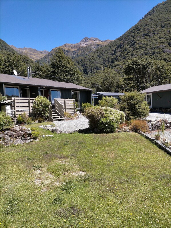 Eine kleine Lodge mit einer Holterrasse und einer Treppe zum Eingang.