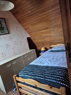 2 bedrooms, iron/ironing board