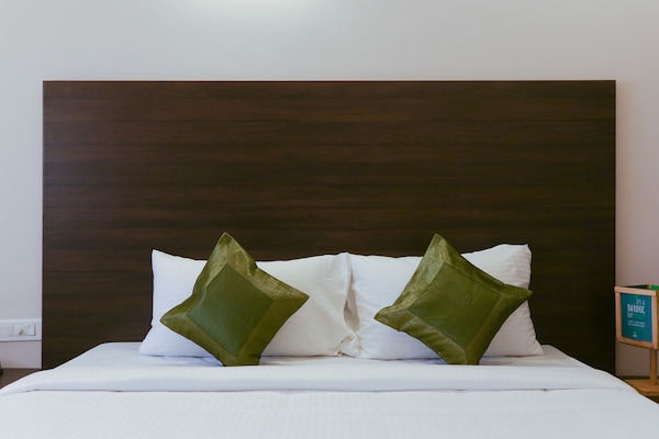 Deluxe Room | Desk, iron/ironing board, rollaway beds, free WiFi
