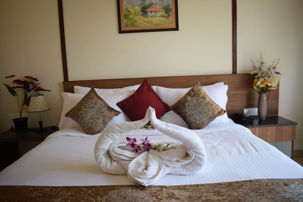 Deluxe Room, 1 King Bed, City View | 1 bedroom, minibar, in-room safe, desk