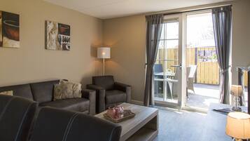 Een smart-tv, een dvd-speler en een stereo