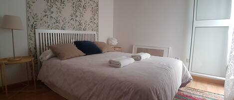 2 bedrooms, desk, iron/ironing board, travel cot