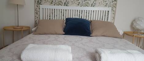 2 slaapkamers, een bureau, een strijkplank/strijkijzer, reisbedje