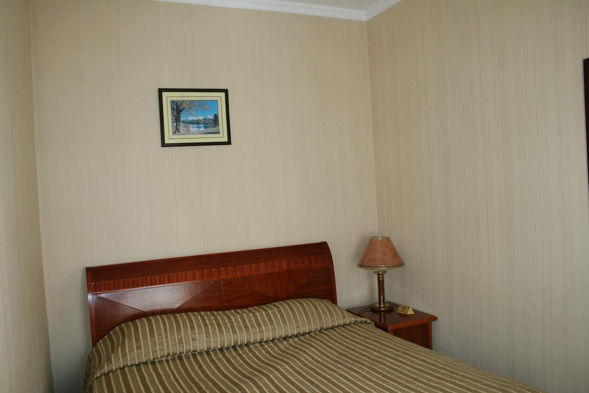 1 bedroom, premium bedding, in-room safe, desk