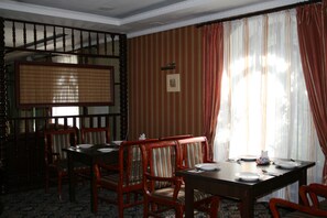 Café da manhã, almoço e jantar; local e internacional