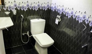 Quarto casal | Banheiro | Chuveiro, secador de cabelo, toalhas de banho