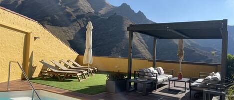 Utendørsbasseng og et oppvarmet basseng