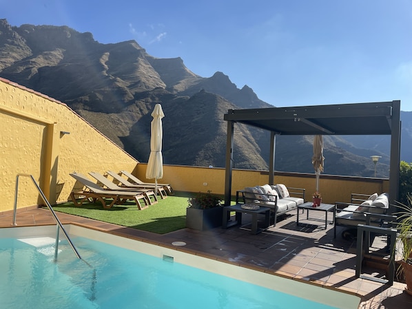 Utendørsbasseng og et oppvarmet basseng