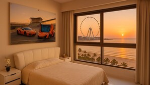 Un dormitorio con un ventanal que ofrece vistas a un atardecer y una noria.