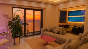Una sala de estar moderna con un gran ventanal, un piano, un sofá y una mesa de centro roja.