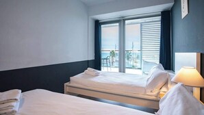 2 bedrooms, iron/ironing board, travel cot, WiFi - Seafront suite with terrace (Barcelona)