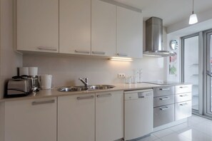 Een koelkast, een microgolfoven, een oven, een kookplaat