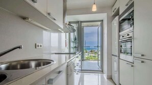 Coffee/tea maker, fridge, microwave, oven - Seafront suite with terrace (Barcelona)
