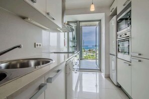 Fridge, microwave, oven, stovetop - Seafront suite with terrace (Barcelona)