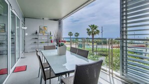 Outdoor dining - Seafront suite with terrace (Barcelona)