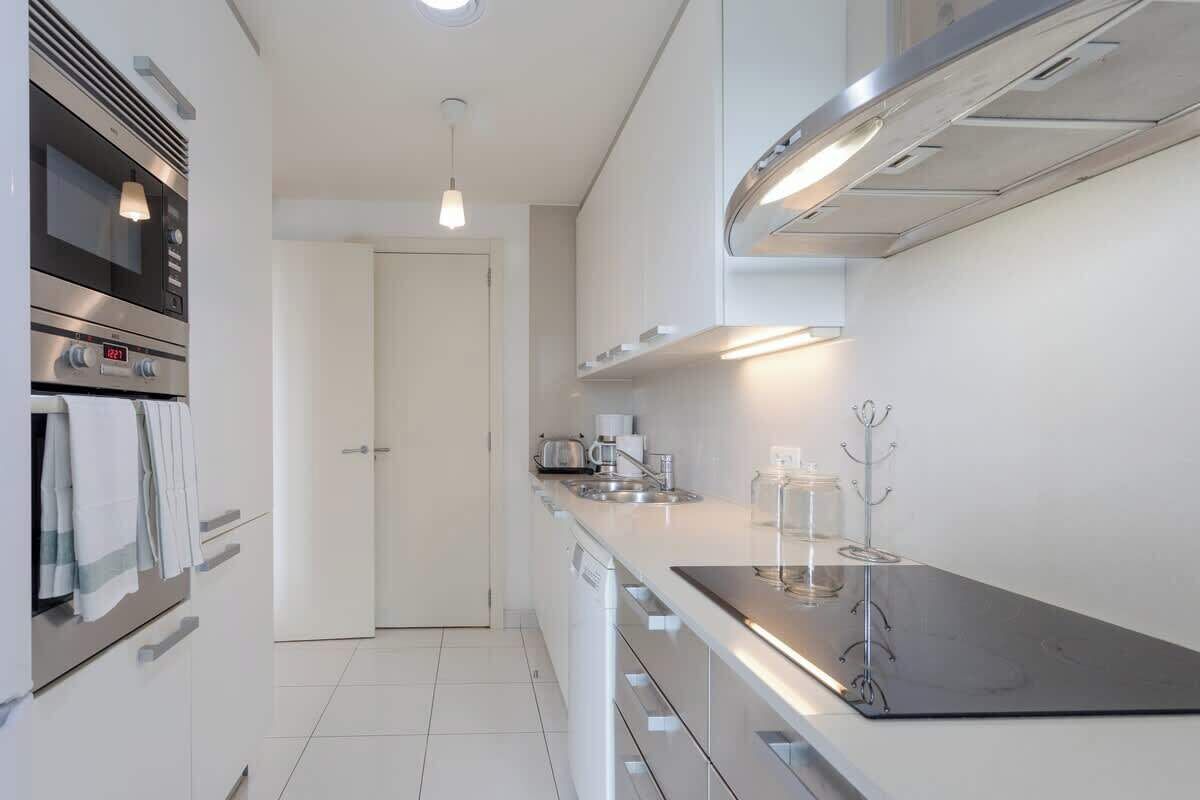 Frigorífico, microondas, horno y placa de cocina