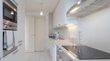 Frigorífico, microondas, horno y placa de cocina